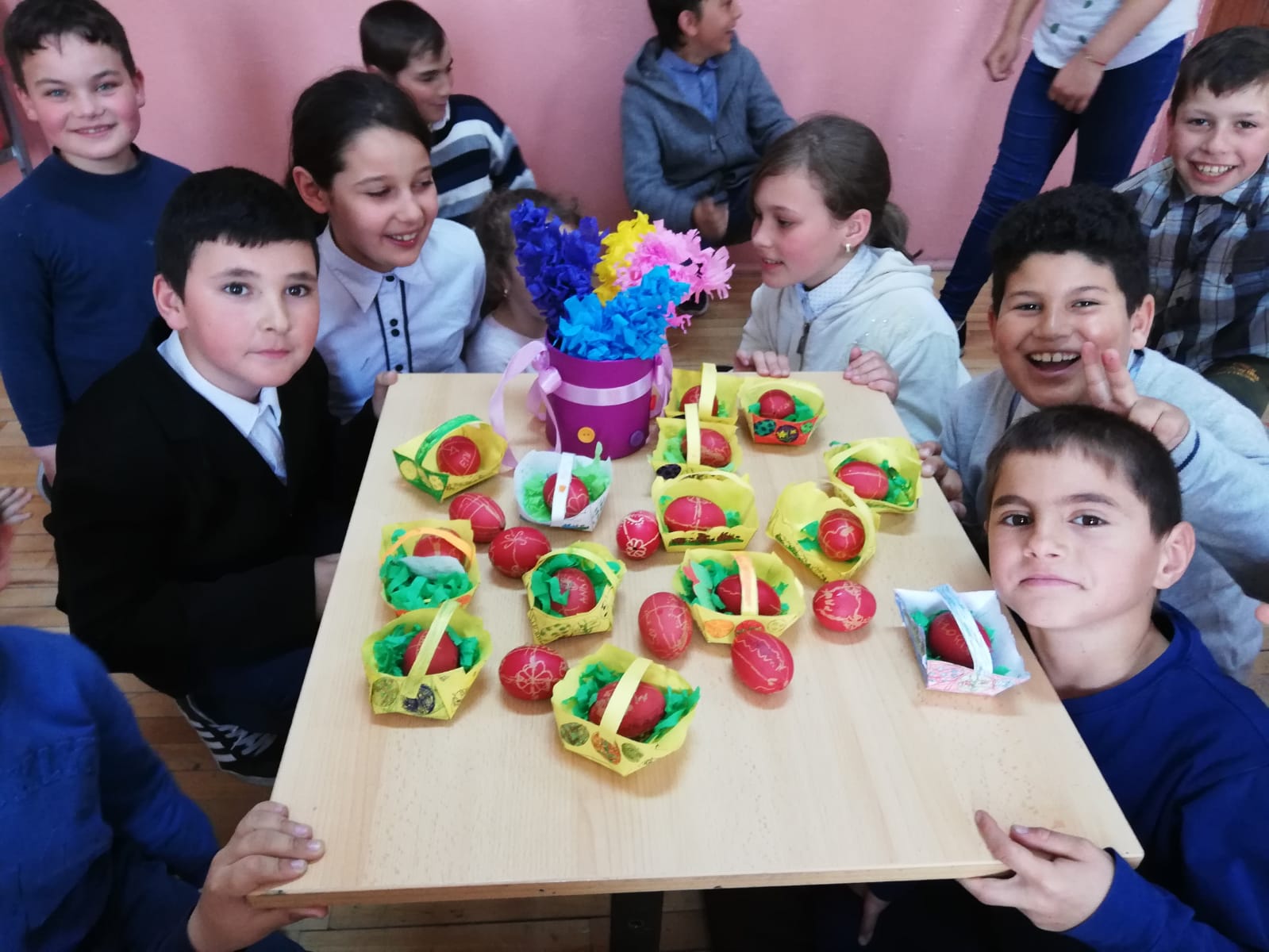 15.04.2019, Școala Gimnazială Hălchiu, elevii SDS, activitate de incondeiere de ouă