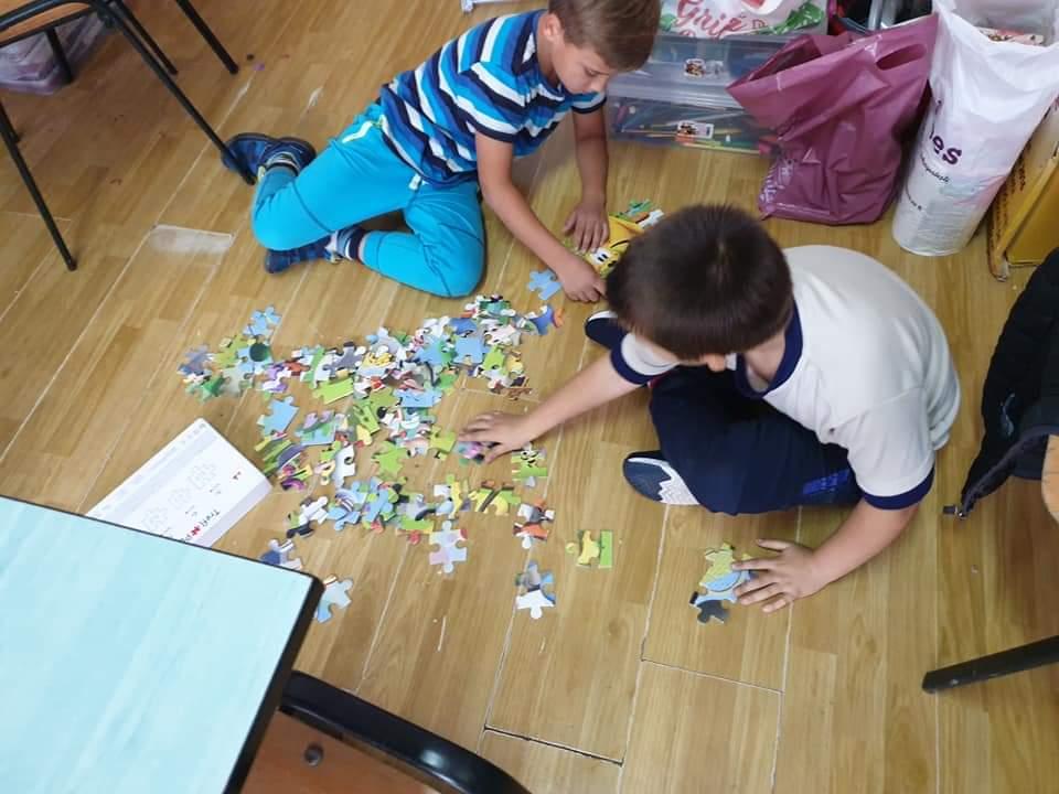 Ne jucăm, confecționăm, învățăm